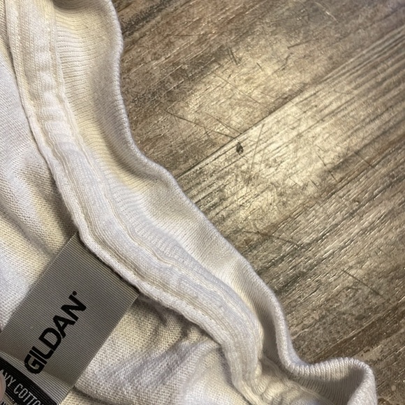 Gildan white graphic tee shirt - Picture 4 of 5